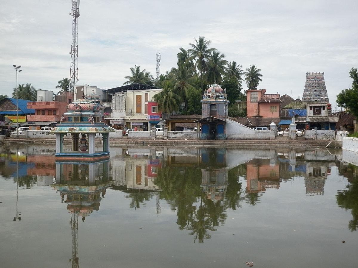 1200px-Thirunallar_Dharbaranyeeswarar_Temple_and_Tank