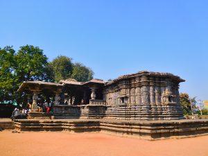 1200px-Warangal_Thouand_Pillars_Temple