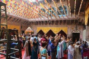 9707715-in-the-Radha-Ramana-Temple-in-Vrindavan-0 (1)