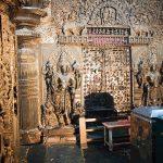 Ornate_sanctum_door_jamp_lintel_door_keepers_and_stambha_buttalika_pillar_in_Chennakesava_temple_at_Belur