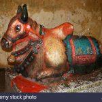 colourful-hindu-temple-statue-of-nandi-the-bull-gupteswar-cave-shrine-B9XBN1