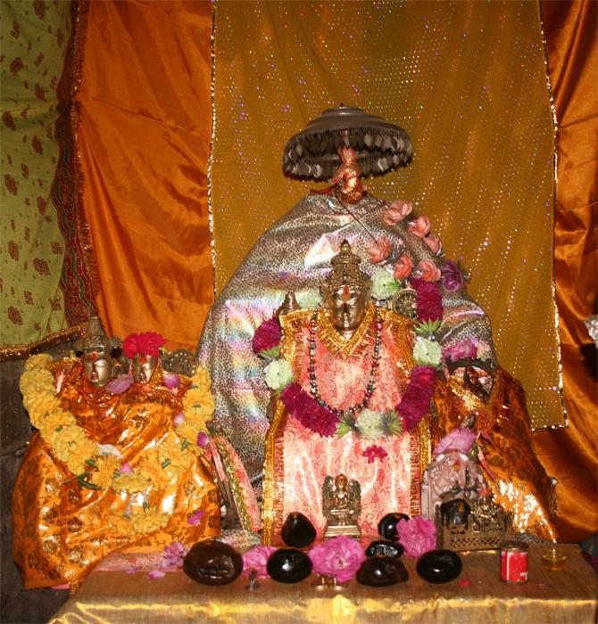 Garbhagṛha deities, Yogabadrī temple, Pandukeshwar