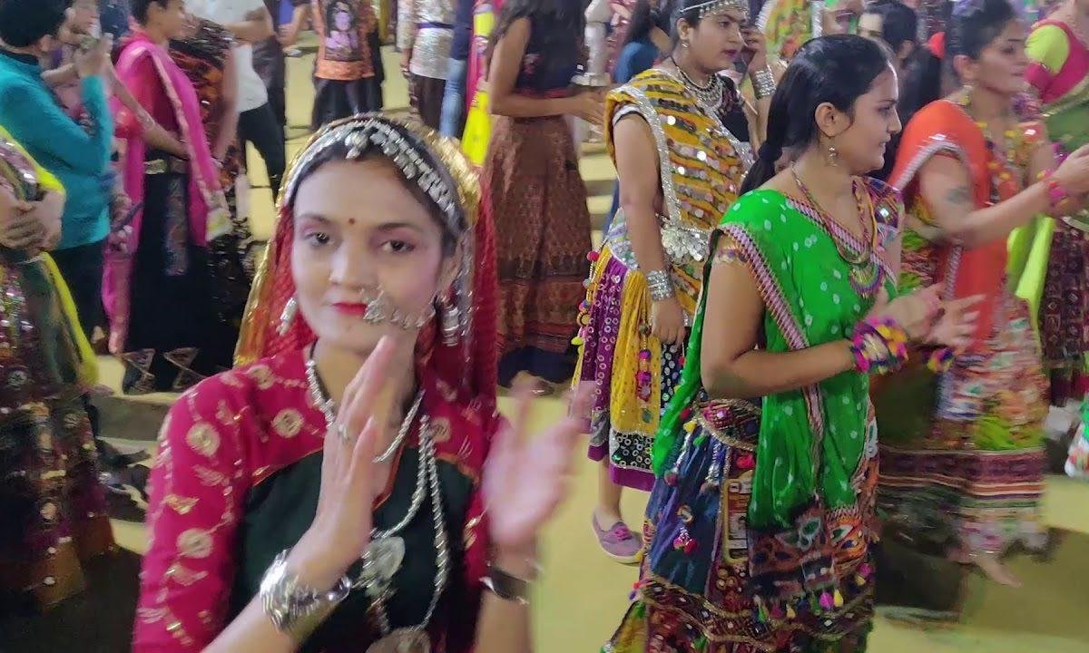 चलो पेला बम्बू बीट्स ना गरबा रमवा जईये हिंदी Lyrics, Video, Bhajan, Bhakti Songs