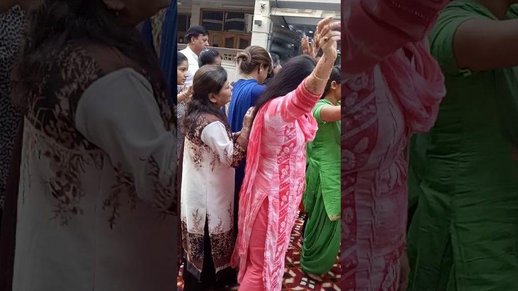 बड़ा अद्भुत नजारा है राधा रानी के चरणों में भजन Lyrics, Video, Bhajan, Bhakti Songs