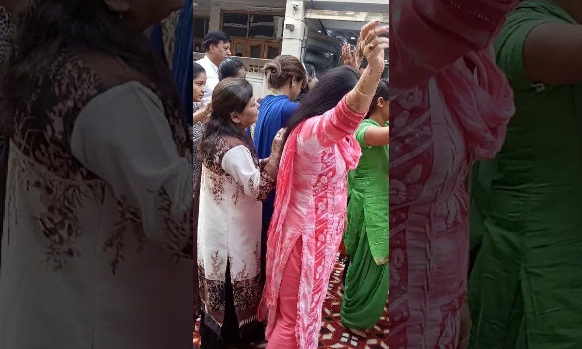 बड़ा अद्भुत नजारा है राधा रानी के चरणों में भजन Lyrics, Video, Bhajan, Bhakti Songs