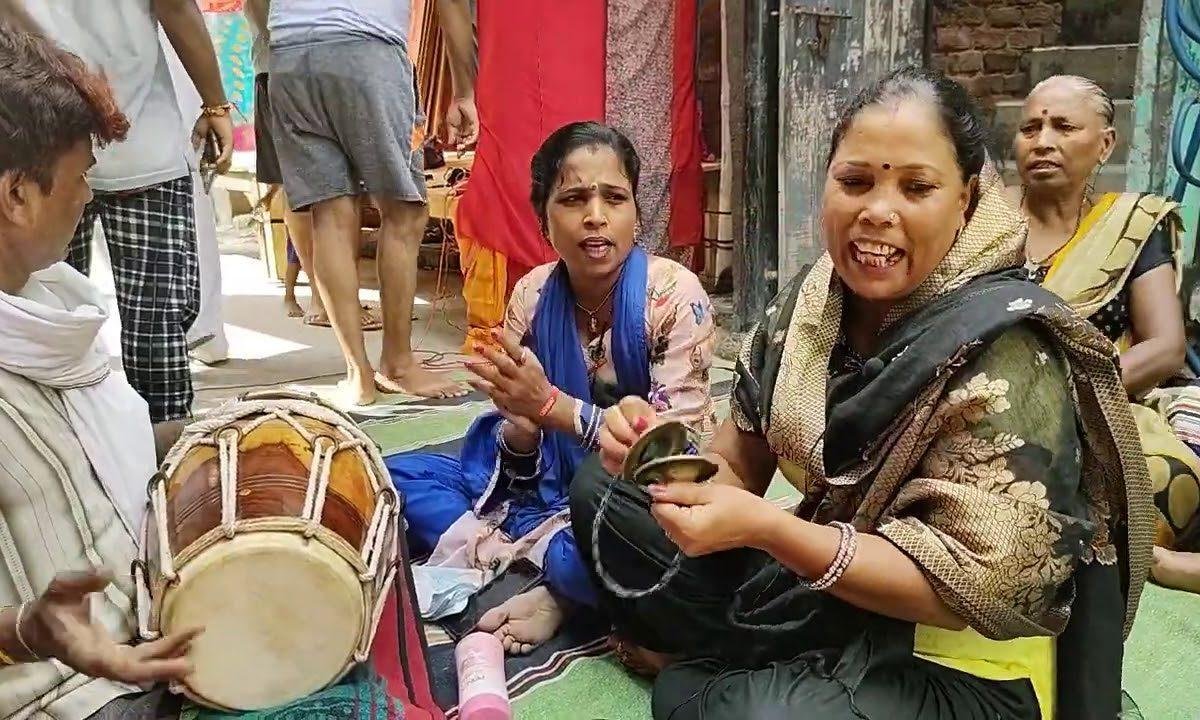 मधुबन गाय चरावत कान्हा | Lyrics, Video | Krishna Bhajans