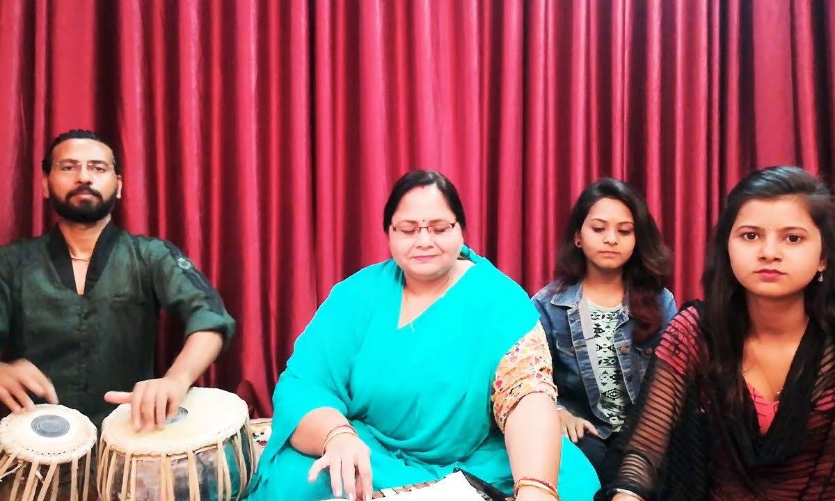 उंगली आपस में बतलाए बहने तो है काहे को अभिमान | Lyrics, Video | Krishna Bhajans